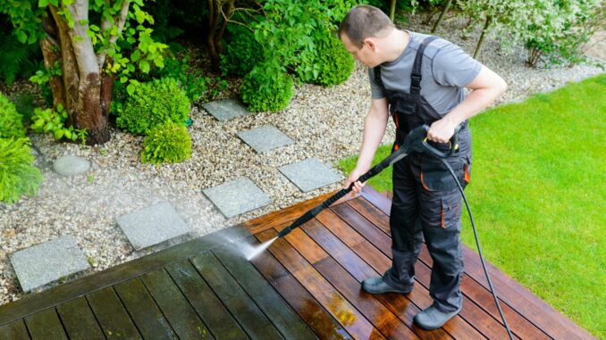Tuin Een houten terras schoonmaken en onderhouden